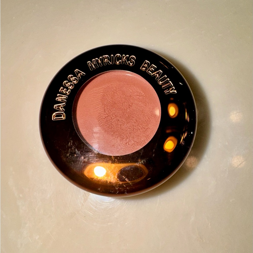 DANESSA MYRICKS BEAUTY Yummy Skin Blurring Balm
Powder Flushed "Spiced Latte”